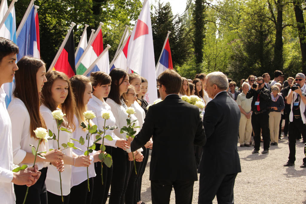 Rom : un jeune porte-drapeau de 14 ans a participé à la cérémonie
